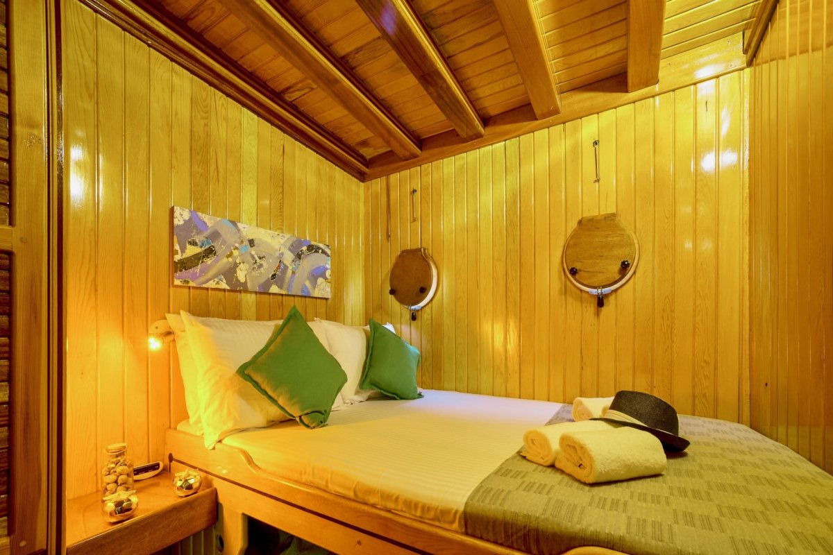 Kreuzfahrten entlang der bergigen und felsigen Küste Montenegros