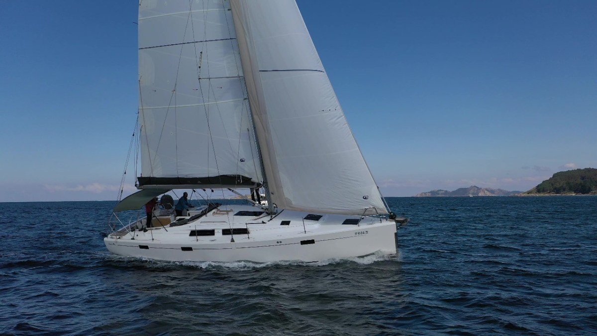 Lujo y comodidad en el alquiler de velero Hanse 415.