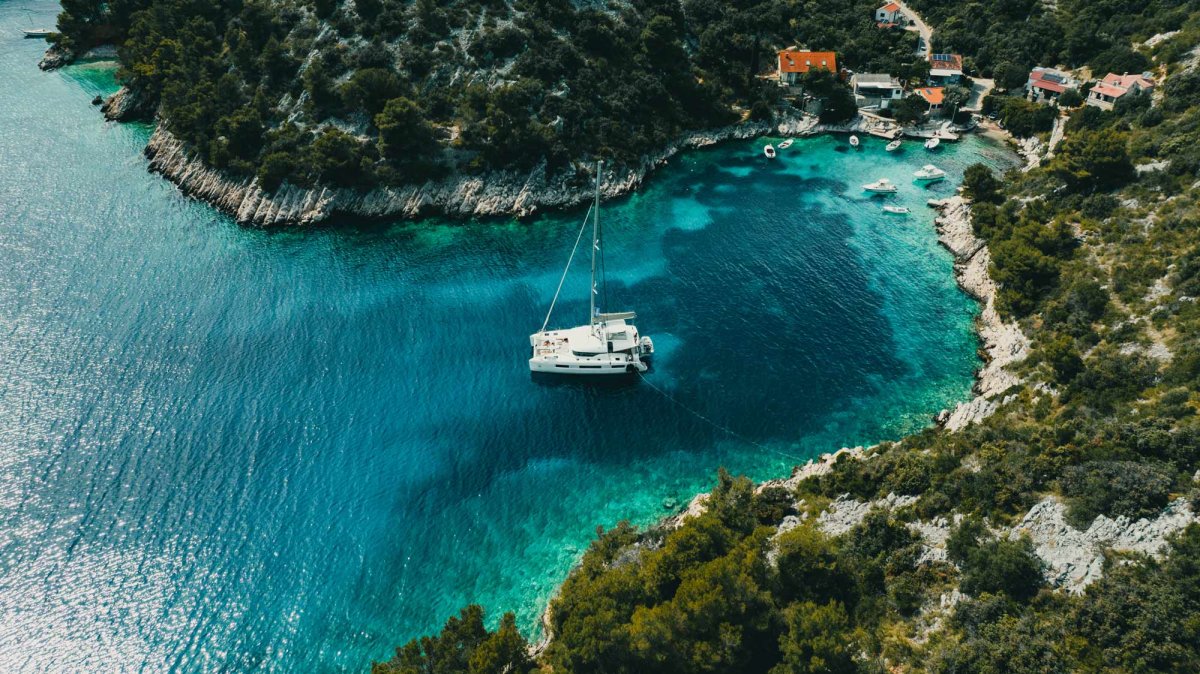 Descubre Croacia con el barco Excess 11, navegando entre islas
