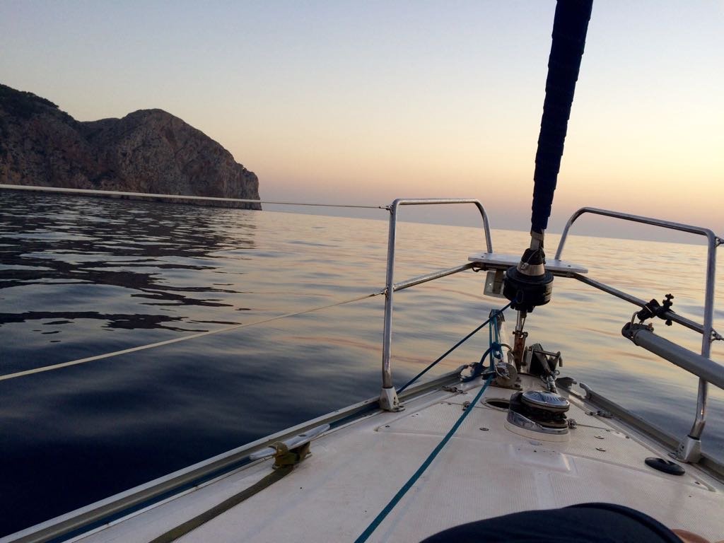 Goditi il cibo e l'intrattenimento durante il nostro viaggio in barca a vela per single