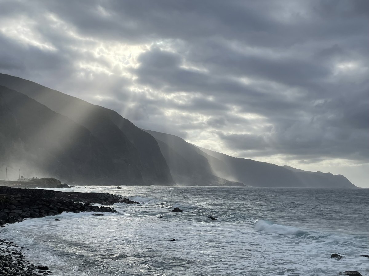 Explore the coastlines and bays along the route