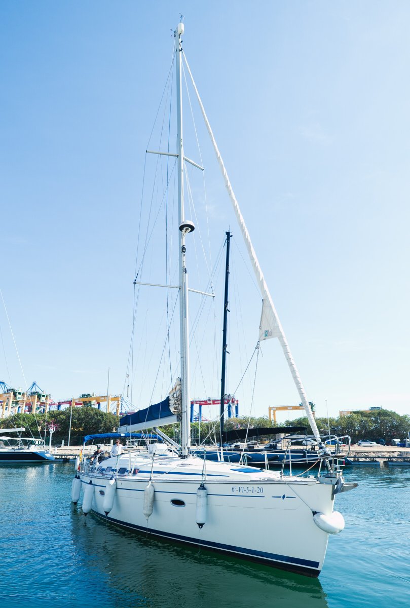 Nachtliche Segelfahrt mit Segelboot an der Küste von Valencia