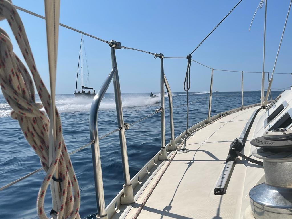 Gita in catamarano lungo la costa di Ibiza.