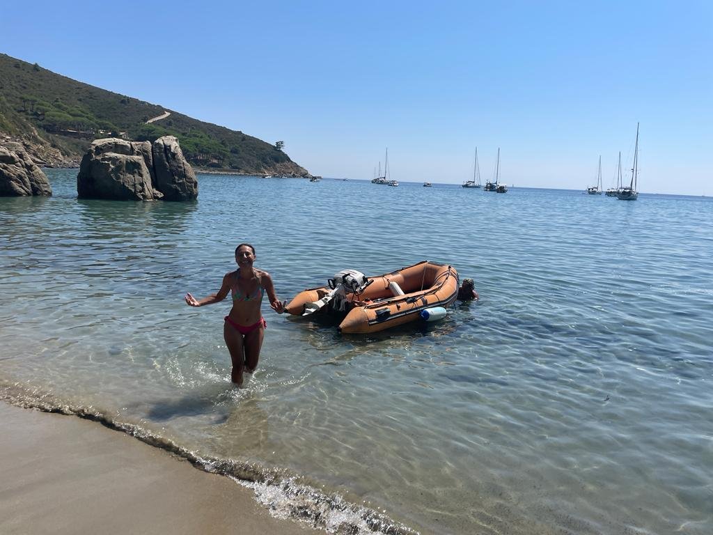 Barco a vela en el Mediterráneo con montañas en el fondo