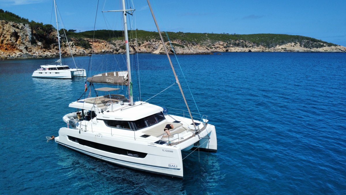 Explora las Islas Baleares en un Catamarán de Lujo