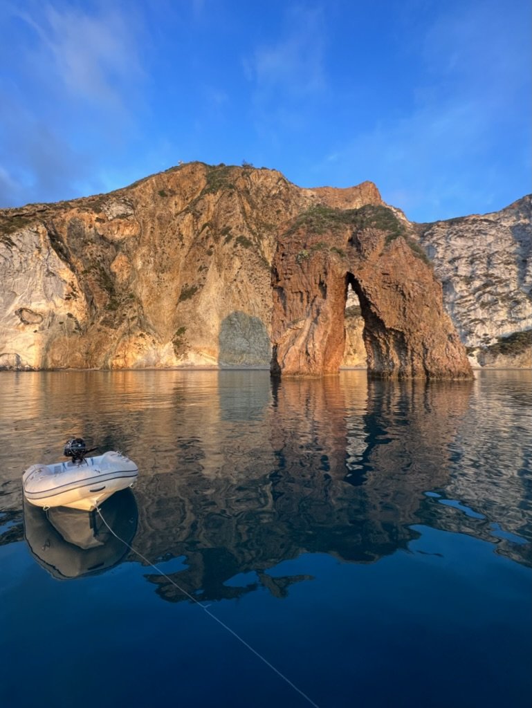 Erforsche die klaren Gewässer von Palmarola mit dem Boot