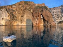 Barcos explorando las hermosas islas de Ponza, Palmarola y Ventotene