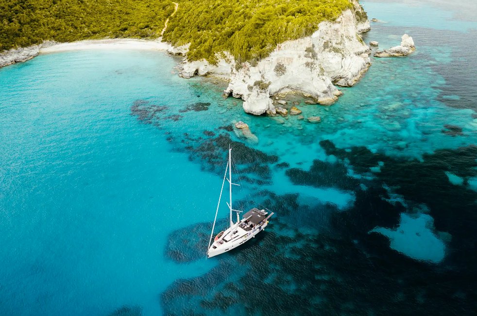 Entdecke Korfus verborgene Schätze vom Deck einer Yacht!
