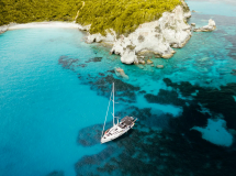 Entdecke Korfus verborgene Schätze vom Deck einer Yacht!