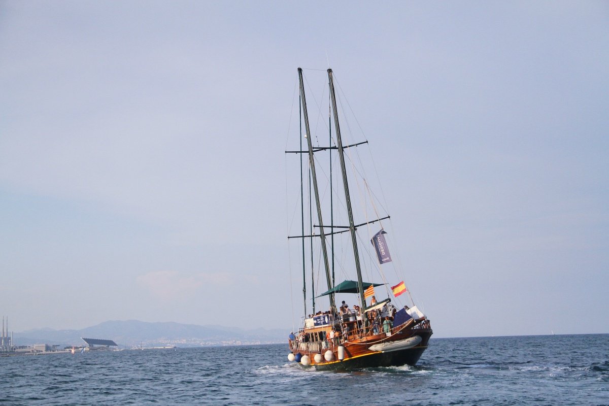 travel by boat in Barcelona