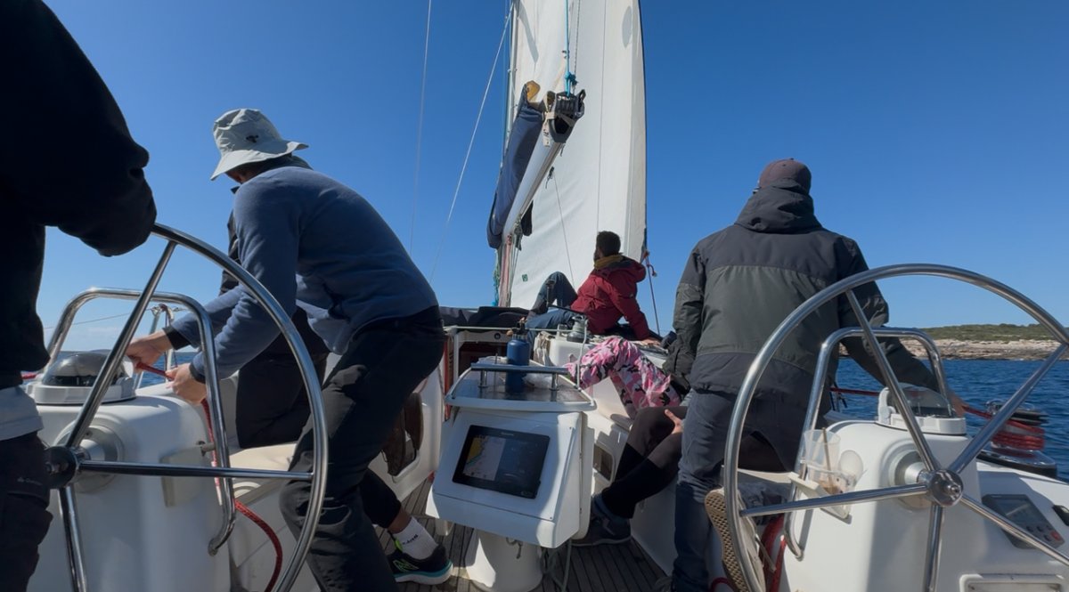 Yacht-Navigationsboote an der Küste von Menorca