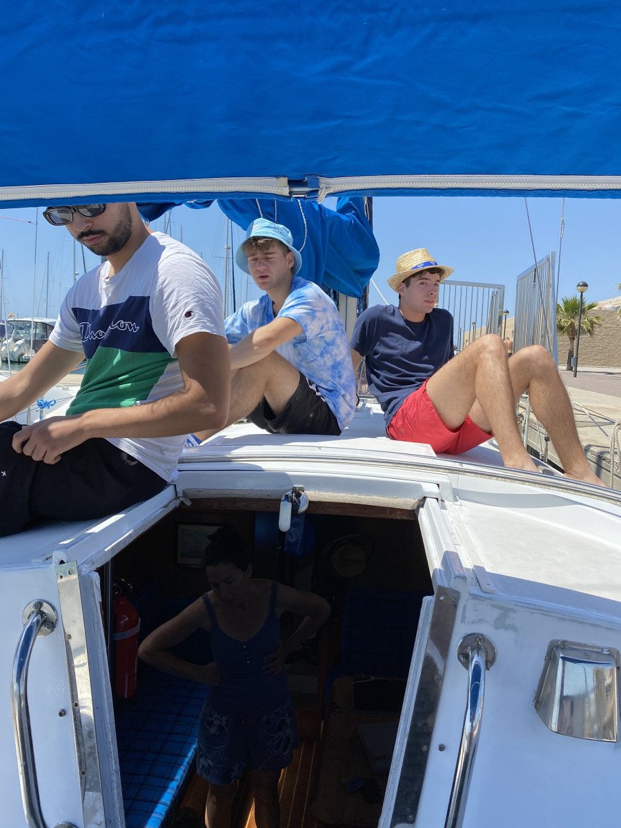 Navegando en Tarragona: Vela y Motor