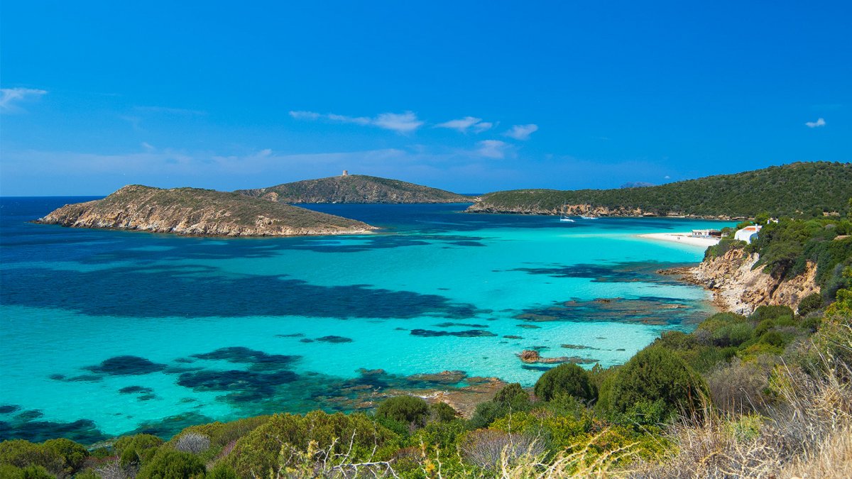 Godersi il tramonto sul mare mentre navighiamo nella nostra avventura nel nord-est della Sardegna e nel sud della Corsica