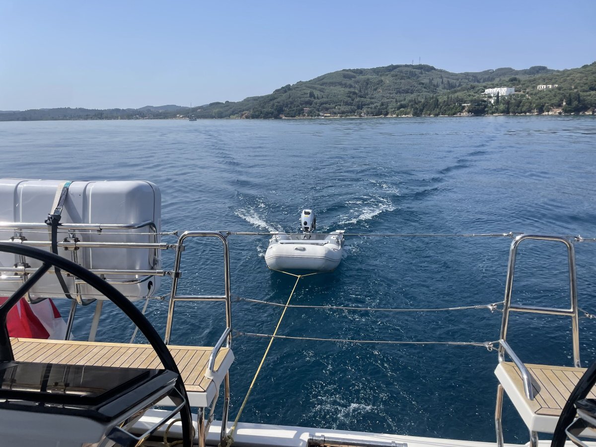 Navigare in uno yacht di lusso a Corfù