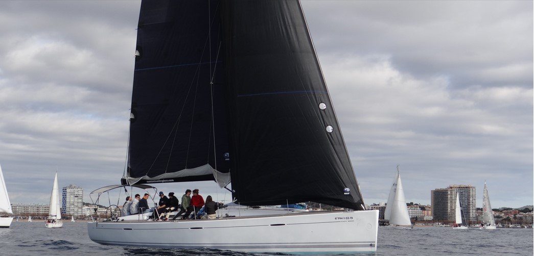 Segeln Sie auf dem offenen Meer auf einem exklusiven Segelboot