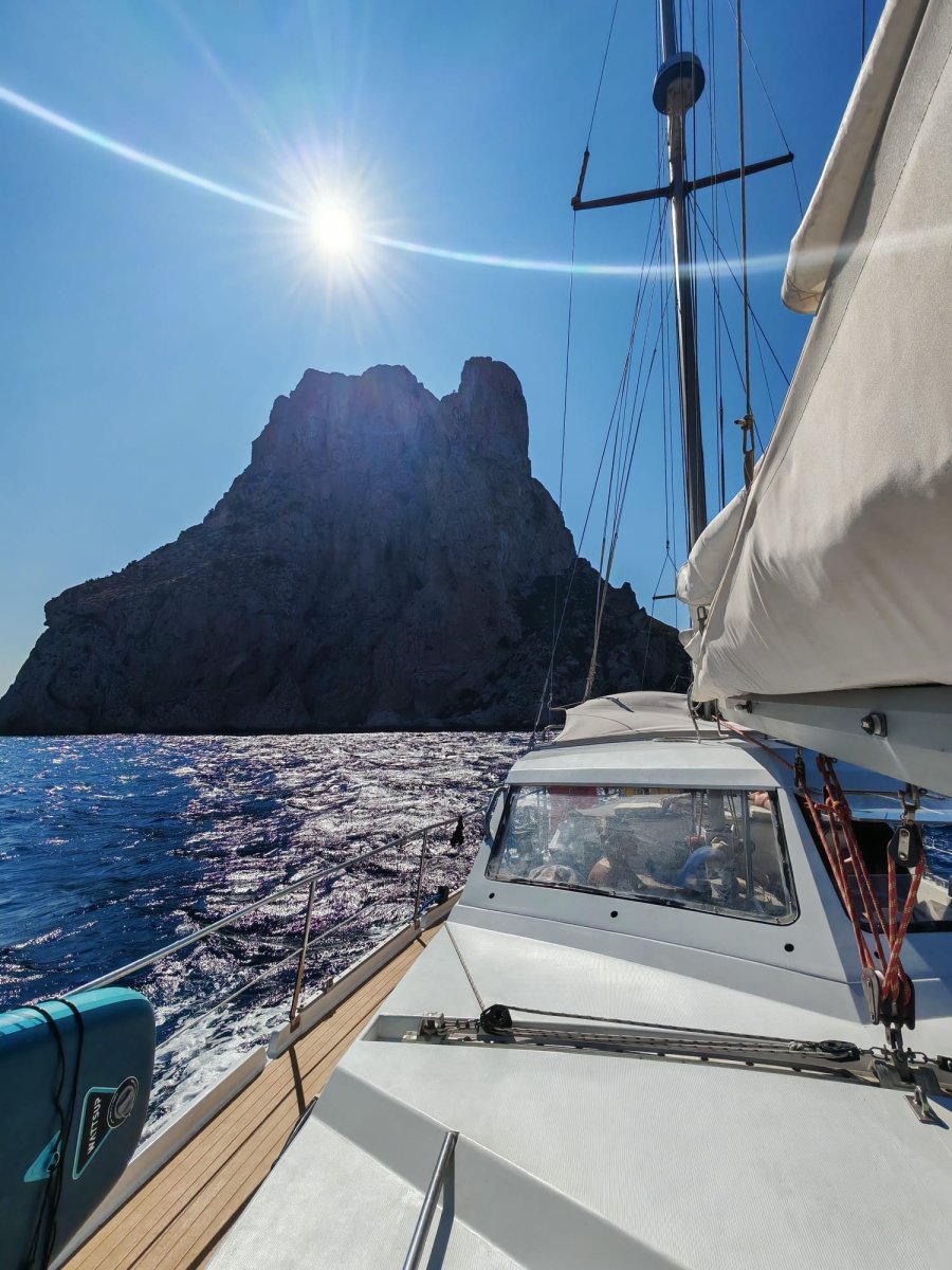 Capitán enseñando navegación en el mar de Cerdeña