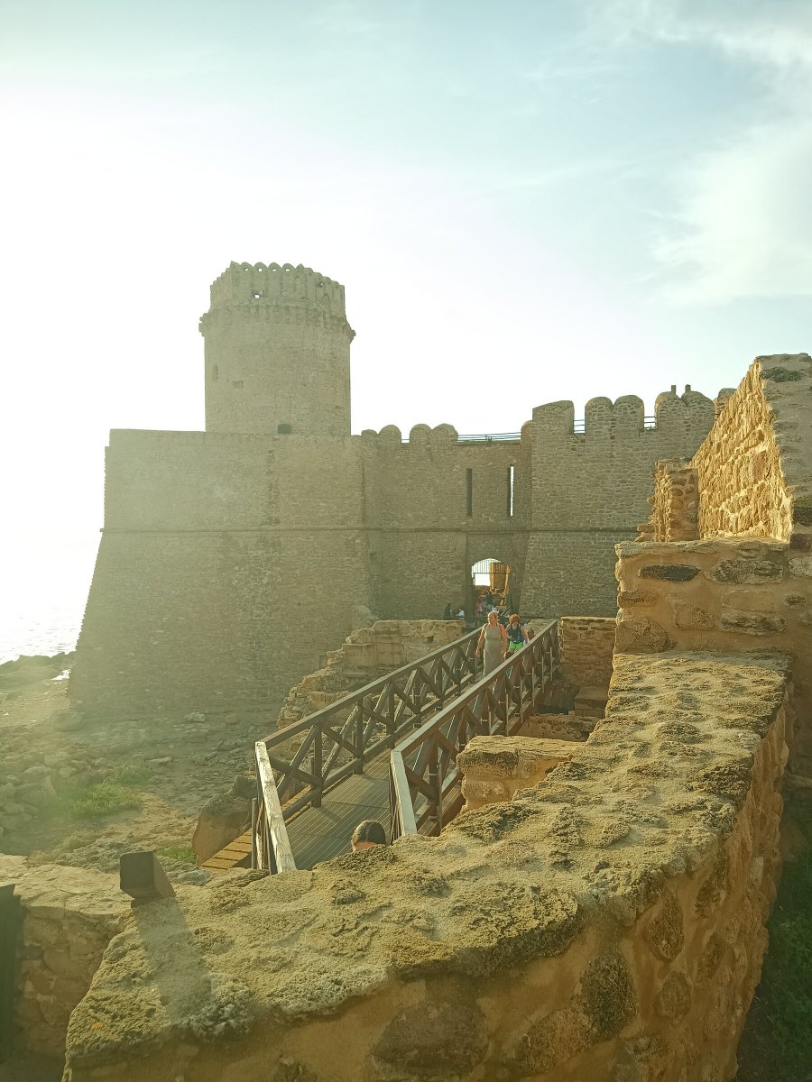 Impara le tecniche di navigazione in un viaggio in barca da Catania a Bari