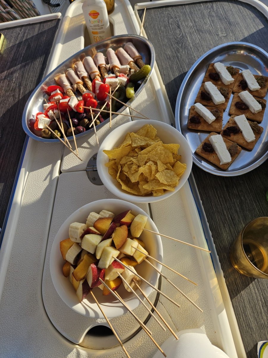 Genießen Sie den Blick auf die Inseln von Mykonos und den Kleinen Kykladen vom Wasser aus