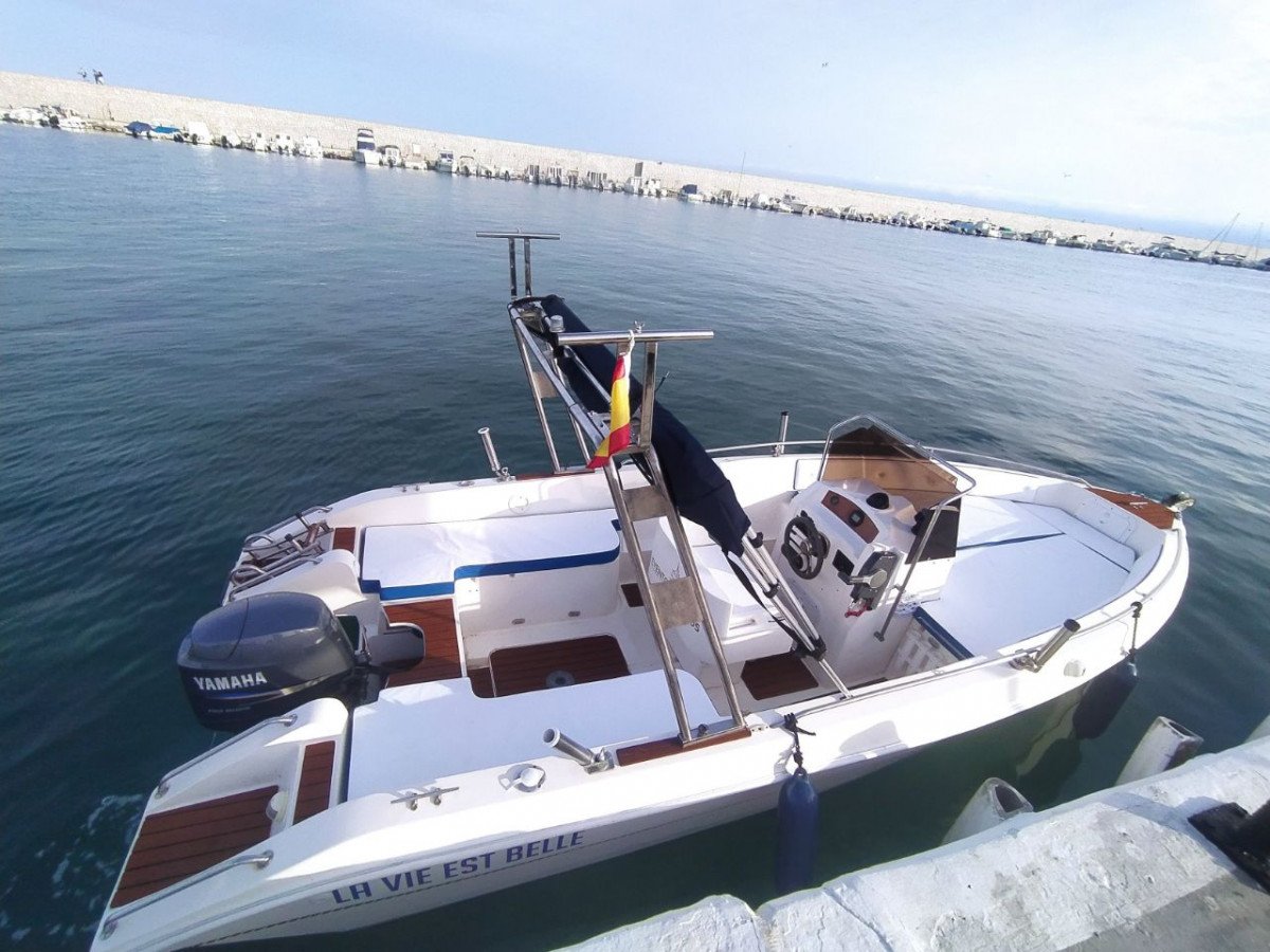 Navegando por la costa de Fuengirola en un barco sin patrón