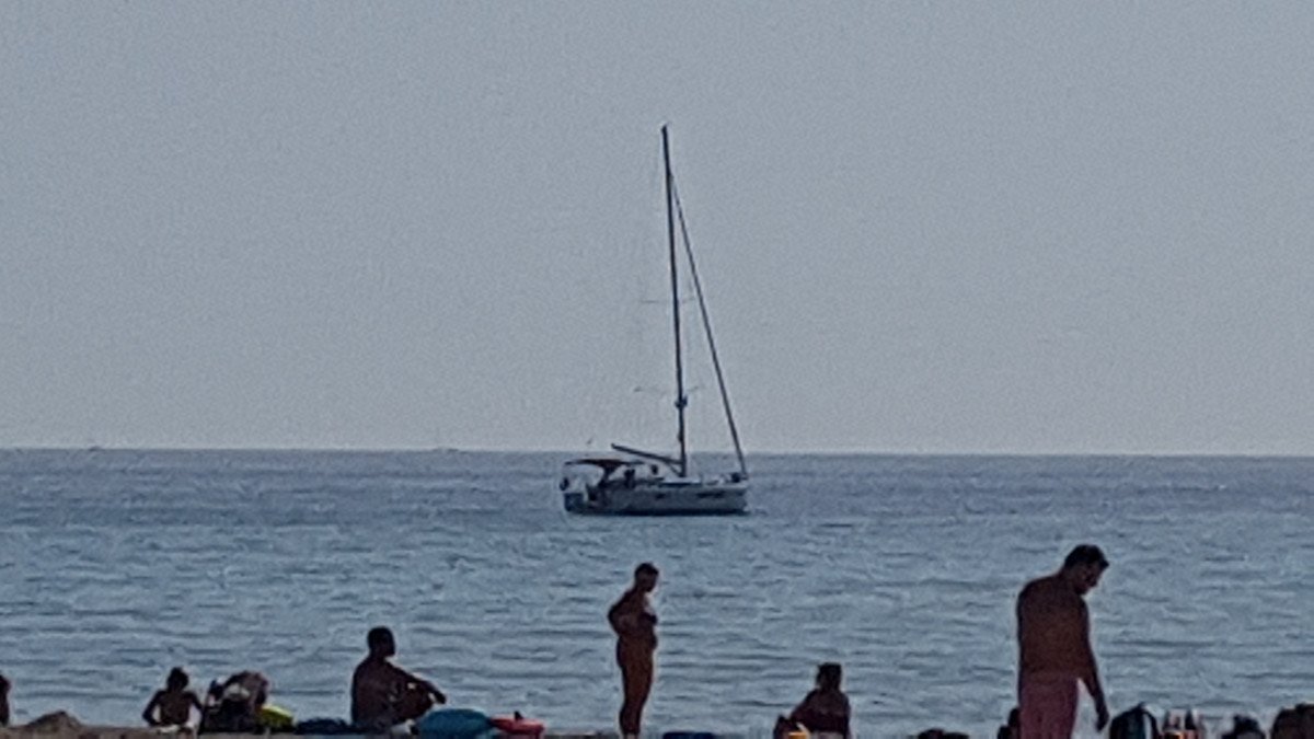 Navega con la brisa en tu cara y el sol en tu piel