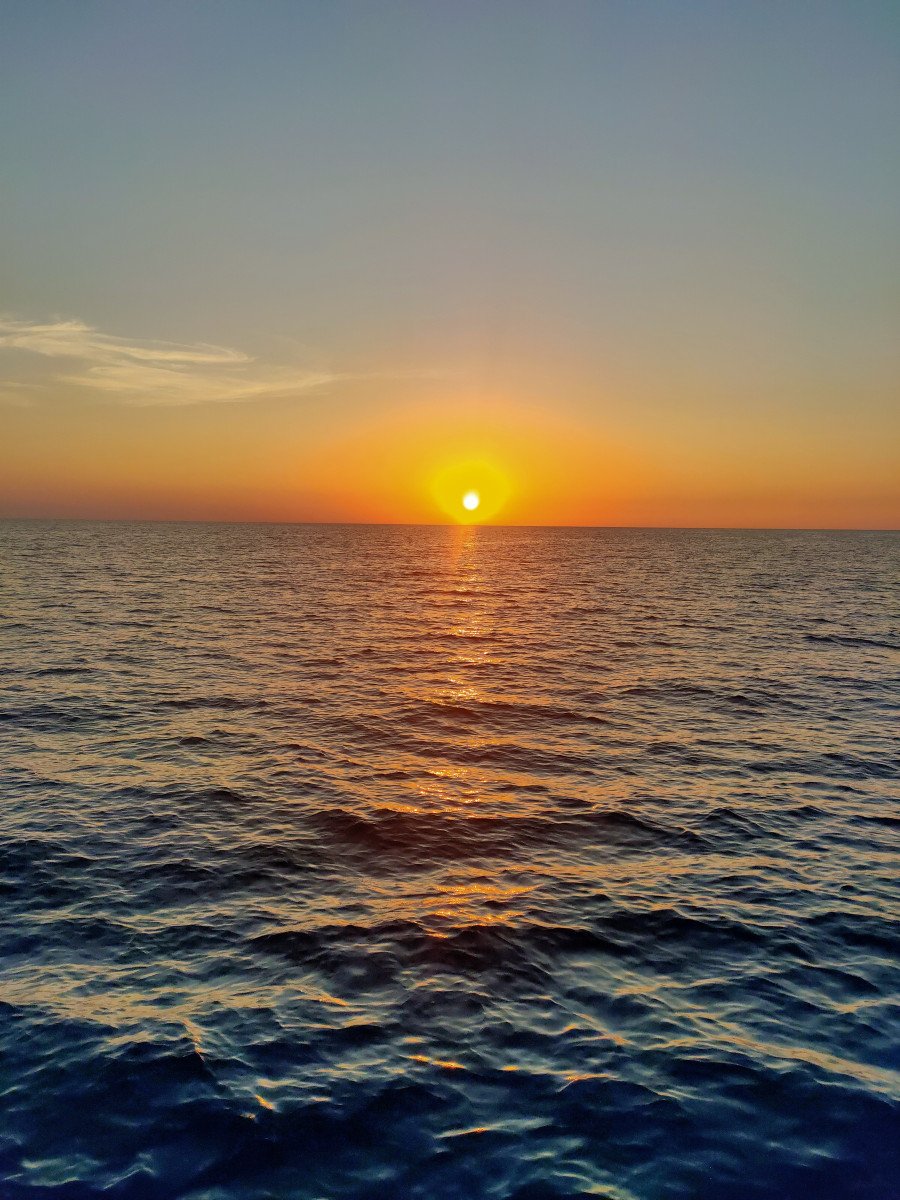 Reflejos del atardecer en las olas del mar