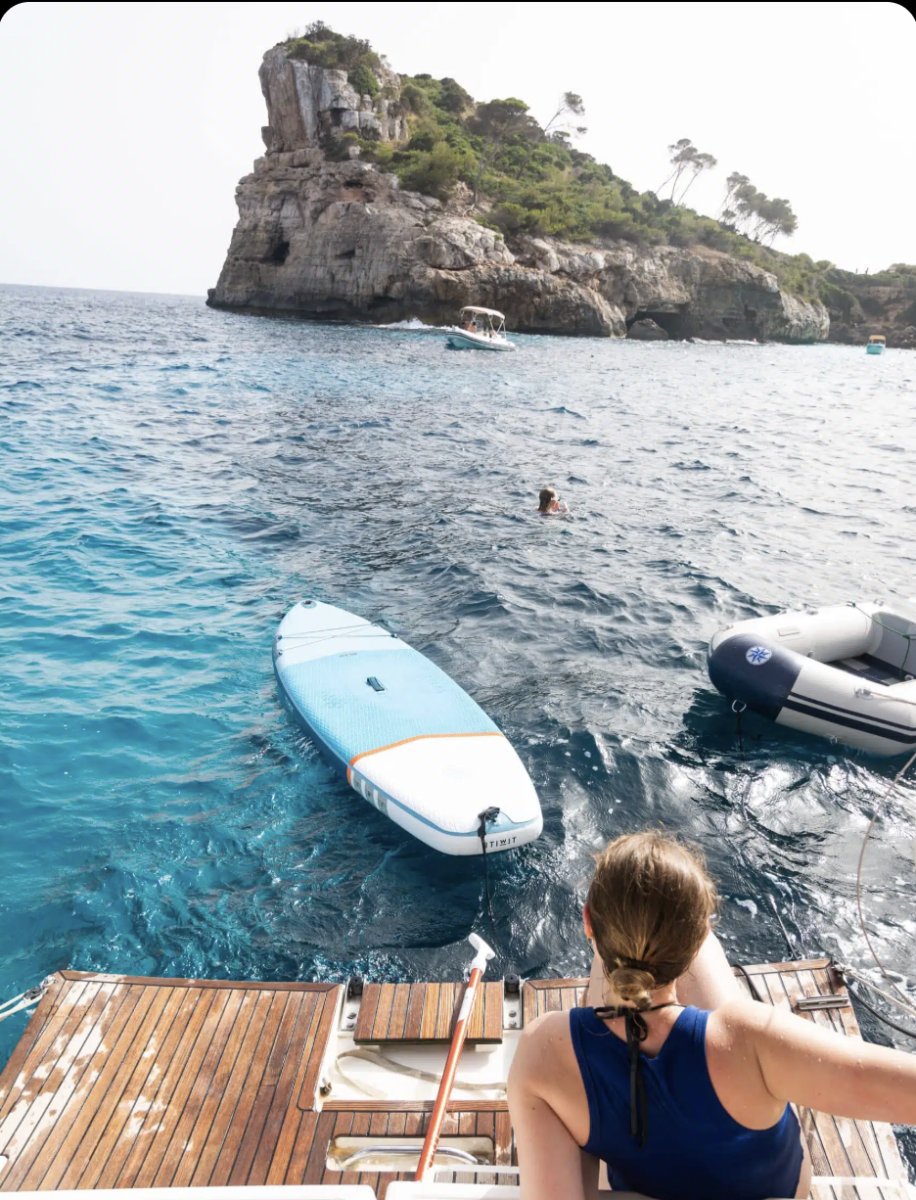 Descubre la belleza de Mallorca con nuestro curso de navegación en barco