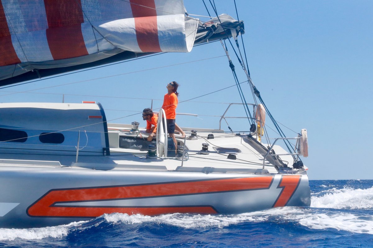 Aprende navegación en un barco de carreras