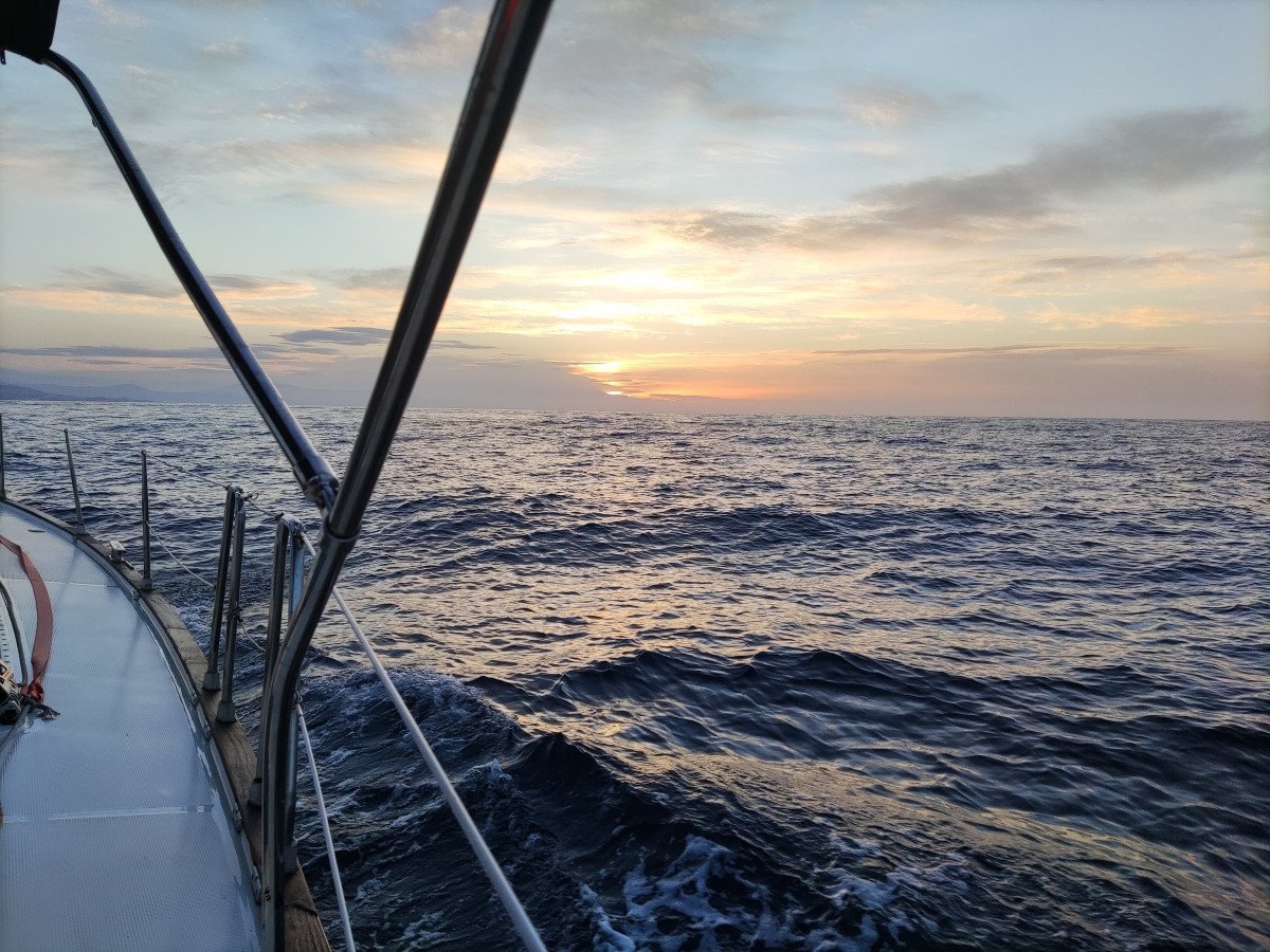 Experiencia única en el mar con puesta de sol