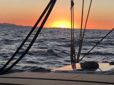 Fahren Sie mit einem großen Segelboot um Mallorca herum und kommen Sie in Valencia an
