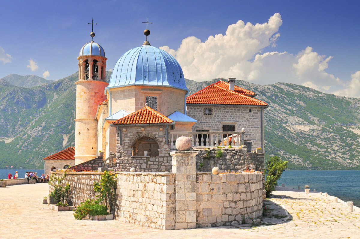 Eine Katamaran-Reise durch Montenegros klare Gewässer