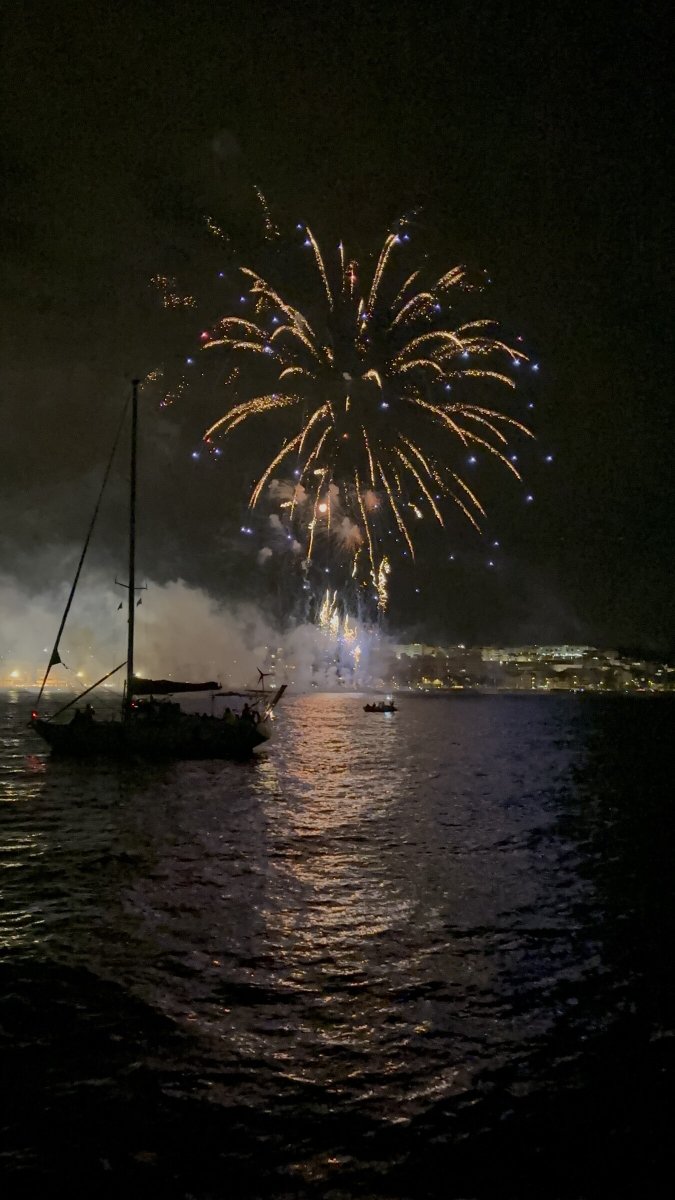 Vive los fuegos de Alicante desde el mar