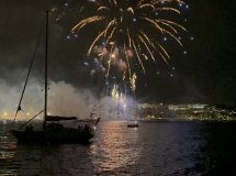Vive los fuegos de Alicante desde el mar