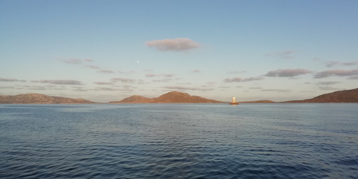 Erleben Sie die natürliche Schönheit Sardiniens vom Meer aus.