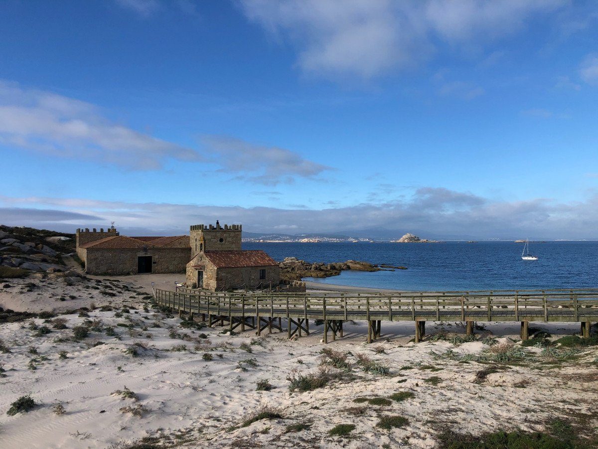 Paisaje natural de Sálvora desde el velero