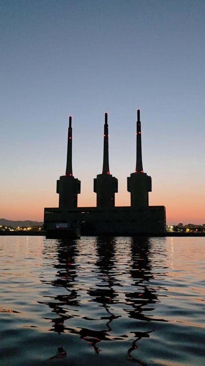 Boot vorbeifahren an der Küste von Barcelona