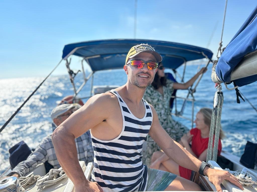 Una spettacolare vista del tramonto dal veliero a Port Olimpic