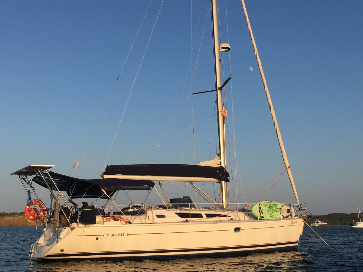 Exploring the crystal clear waters of Menorca in a day in a sailboat from Fornells