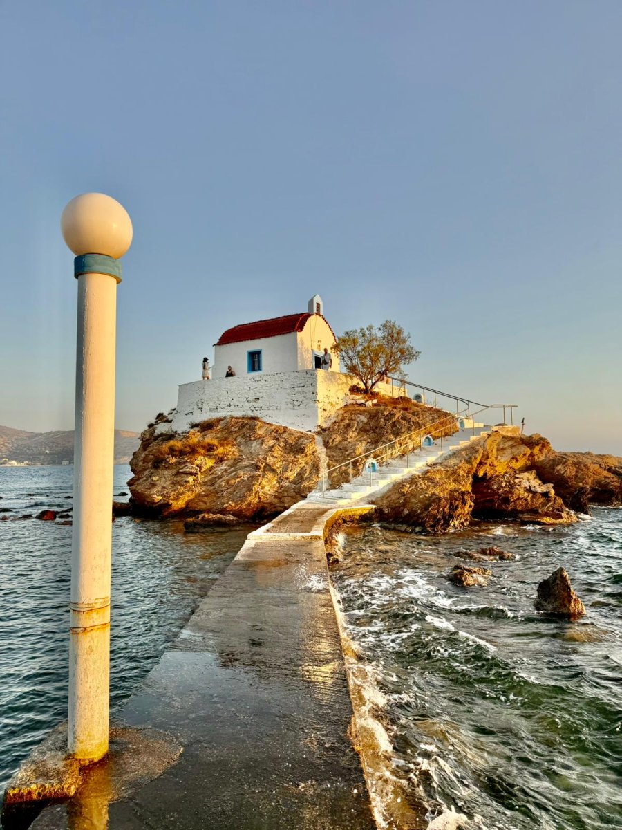 Discover the beauty of the Sporades Islands on a sailing trip