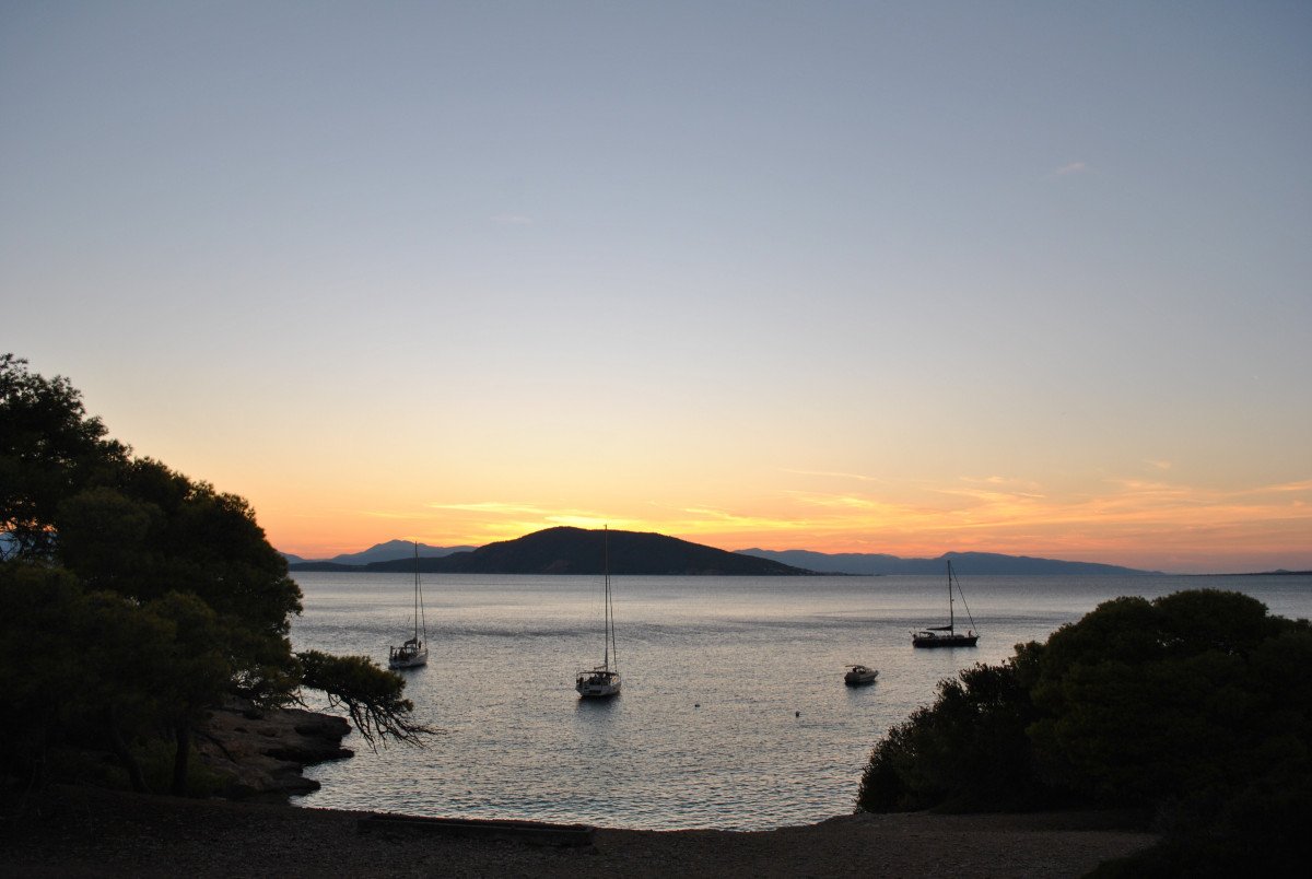 Lernen Sie mit unseren erfahrenen Lehrern im griechischen Mittelmeer zu segeln.