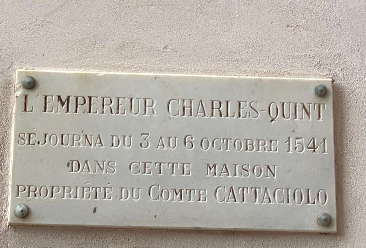 La tripulación del barco velero en la cubierta observando el horizonte