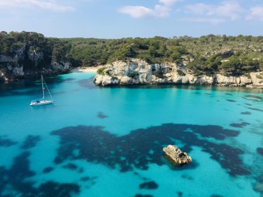 Menorca en velero. Descubre la isla navegando a vela.
