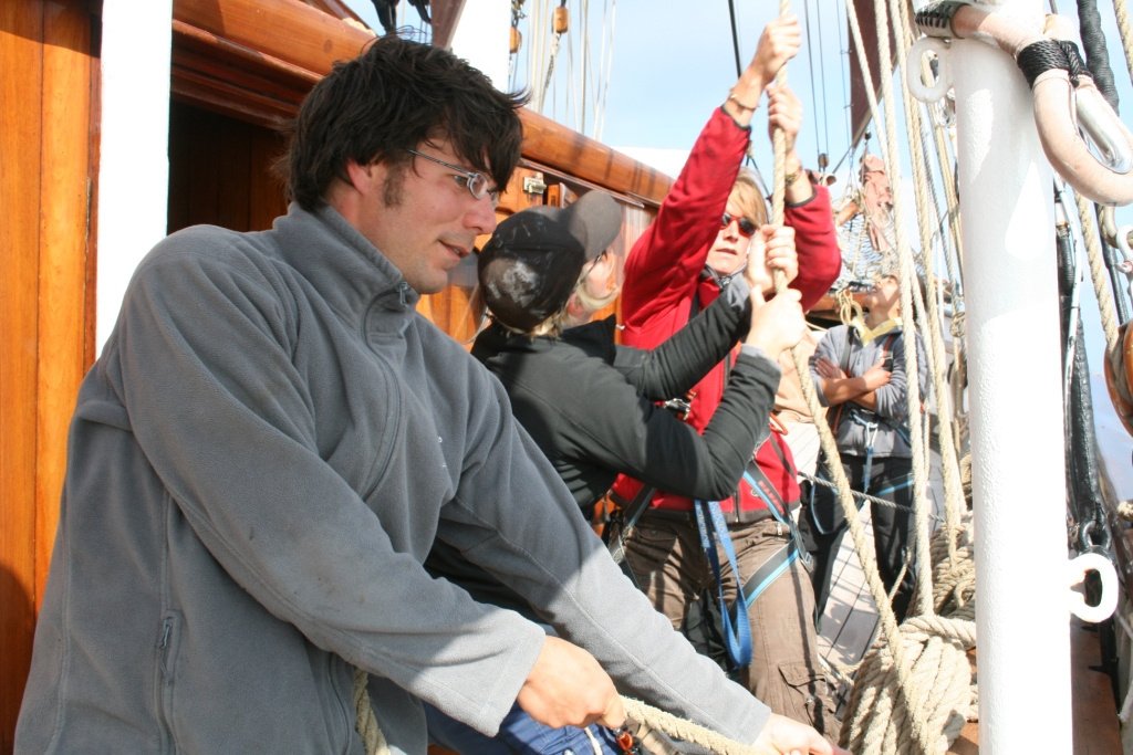 Grupo de navegantes aprendiendo en un curso en el mar