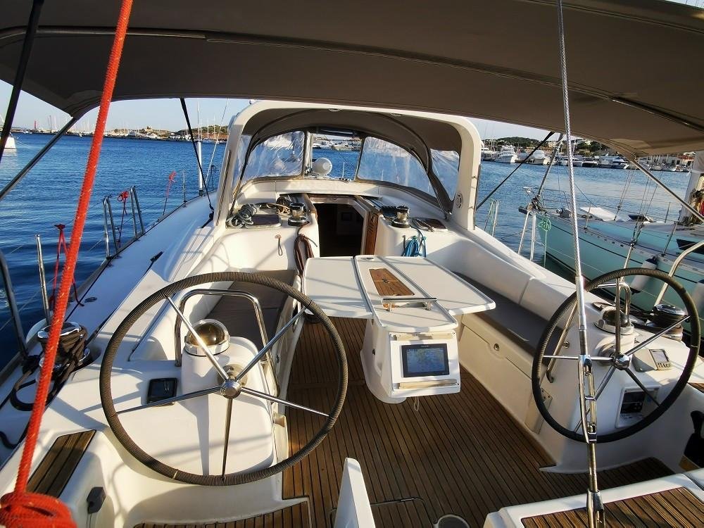 Explora las aguas de Baleares con prácticas de vela en Santa Pola