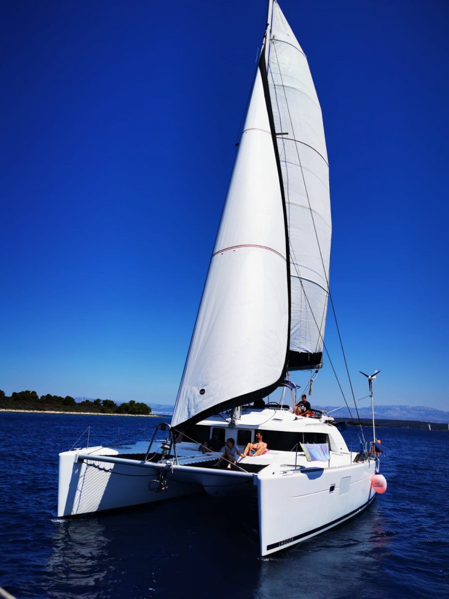 Barco a motor en el puerto, vista lateral
