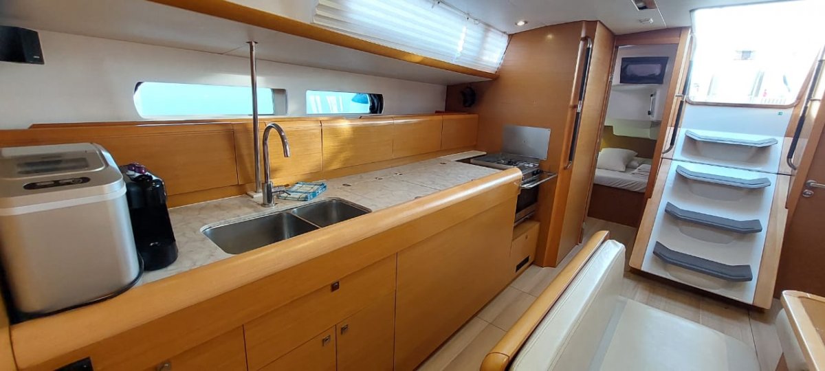 Paesaggio montuoso di Lefkada con mare sullo sfondo