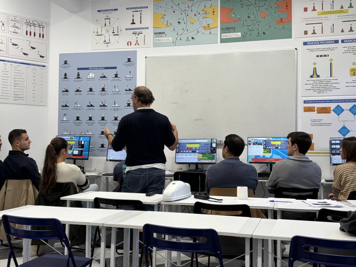 Vista aérea de la bahía de Getxo con barcos en movimiento