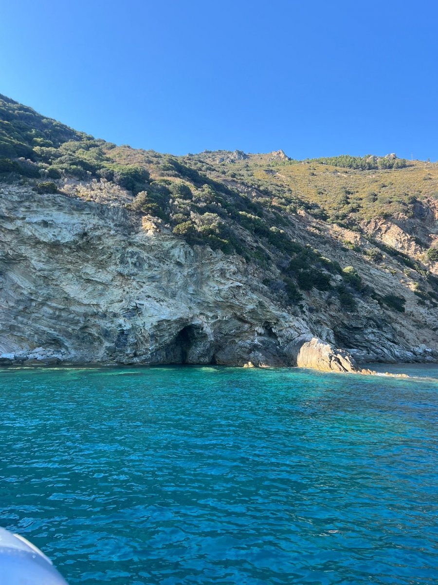 Gruppo di navigatori che godono di un viaggio in mare