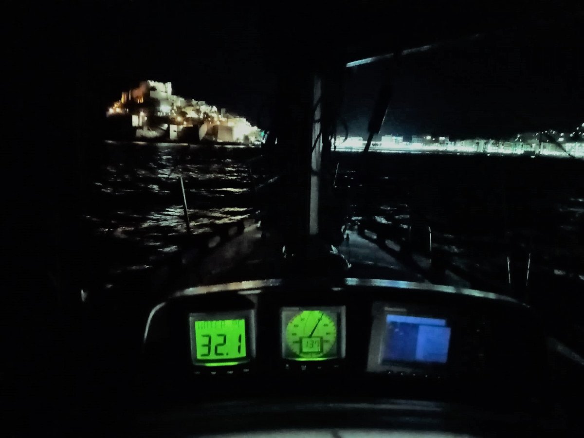 Una barca a vela che naviga lungo la costa di Peñíscola