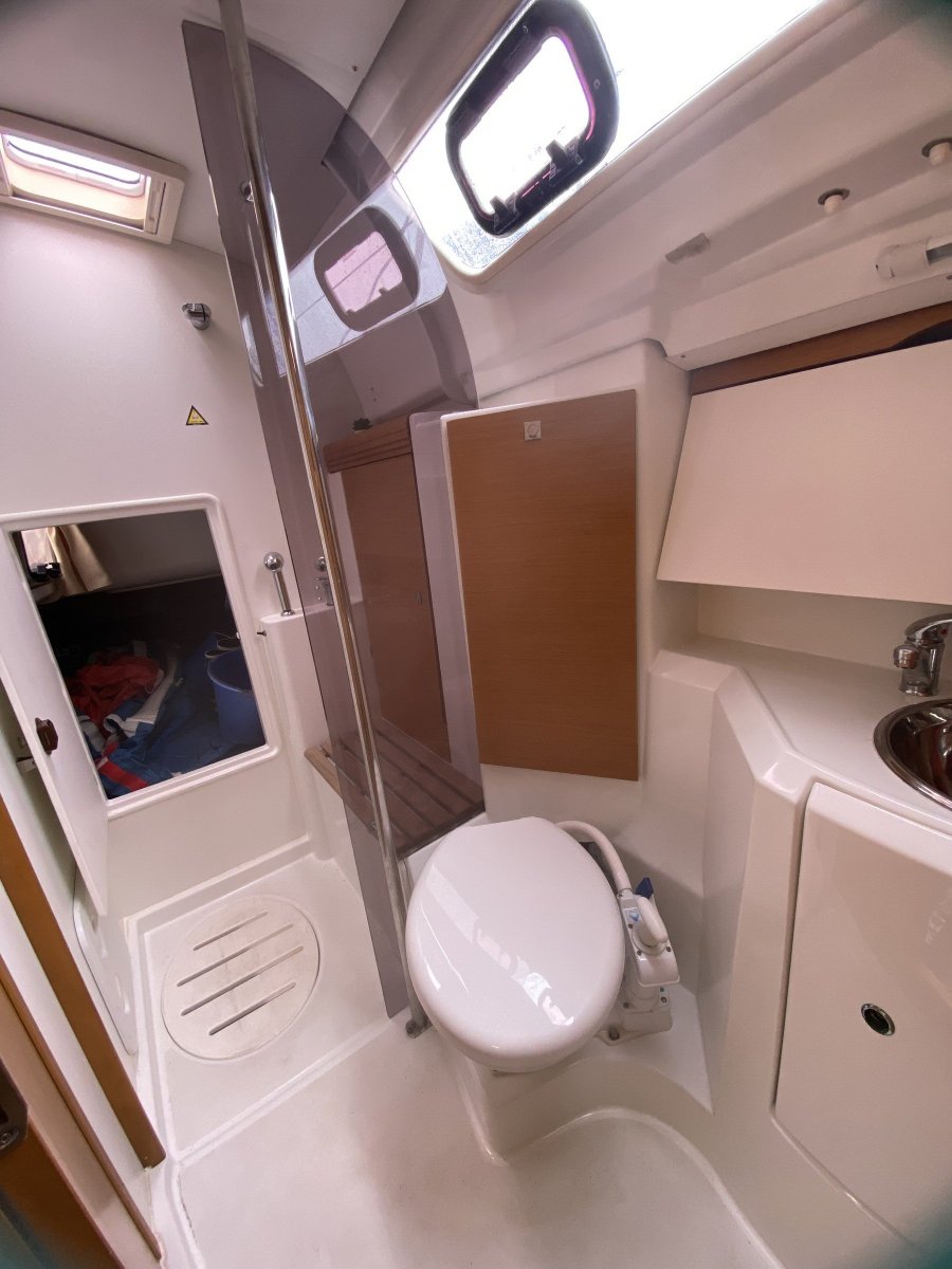 Jeanneau - 12 {{i18n.capacity}}