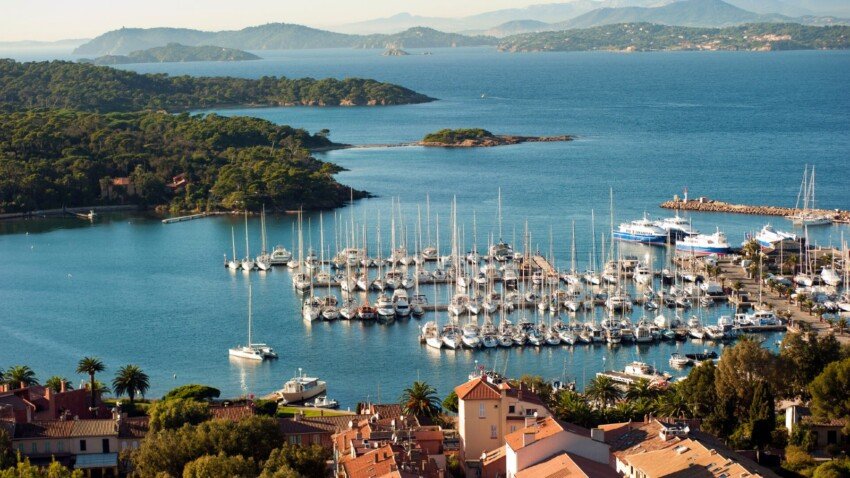 Explore the Mediterranean coast on a sailing boat